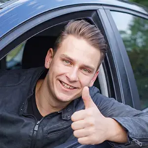 Geslaagde leerling steekt duim omhoog